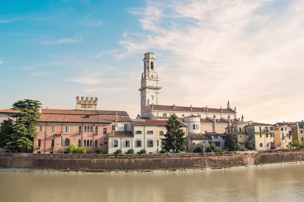 Bela vista da Igreja de San Giorgio no rio Adige em Verona, Itália