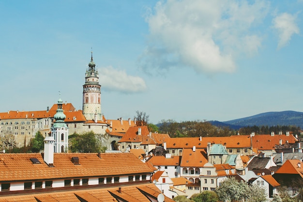 Bela vista da igreja e do castelo em Cesky Krumlov, República Tcheca