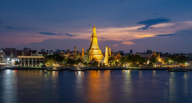 Bela vista da linha do céu da cidade em Bangkok TailândiaWat Arun