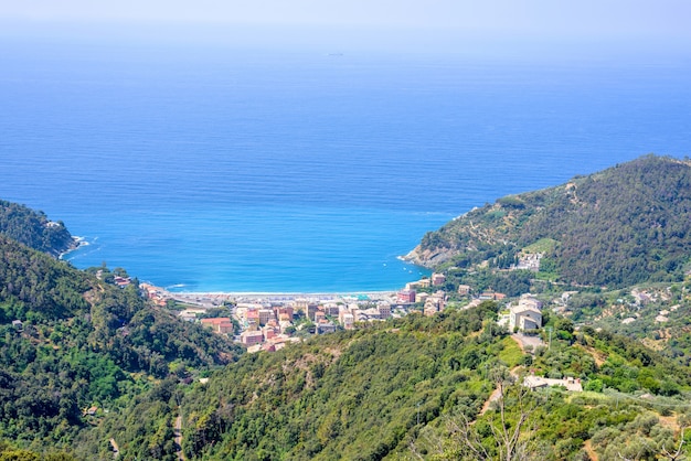 Bela vista da luz do dia para a cidade de rapallo