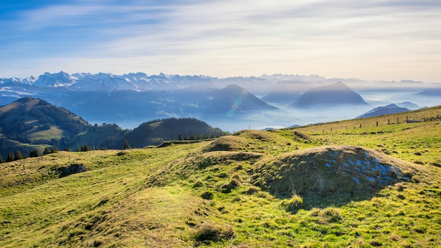 Bela vista da montanha Alpes suíços na montanha Rigi