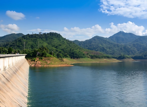 Foto bela vista da montanha céu azul din dam thapha sirikit dam uttaradit tailândia