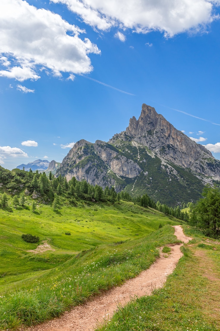 Foto bela vista da montanha dolomitas no passo valparola, província de belluno