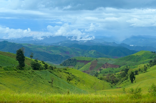 Bela vista da montanha verde na estação das chuvas, clima tropical