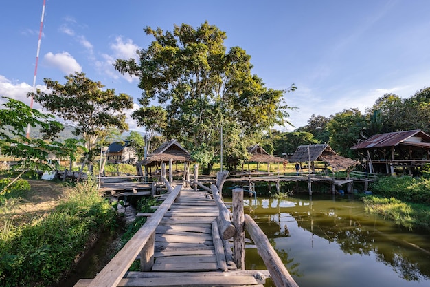 Bela vista da natureza e da paisagem da ponte de madeira ban tai lue café no distrito de pua nan nan é uma província rural no norte da tailândia, na fronteira com o laos