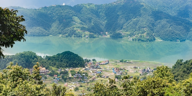 Bela vista da paisagem da cidade de Pokhara e do Lago Pheva, no Nepal. Viajar no conceito de Nepal.