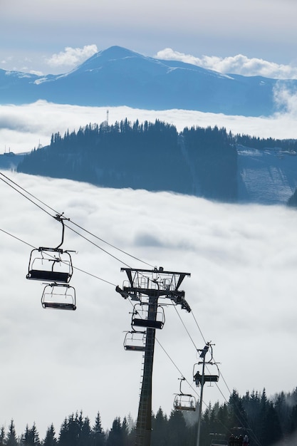 Bela vista da paisagem da estância de esqui de montanha dos cárpatos bukovel ucrânia