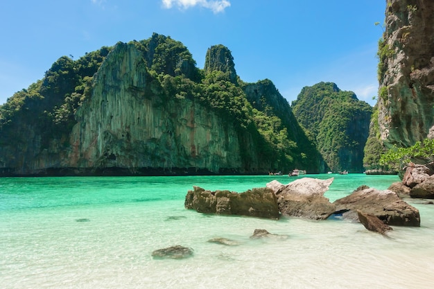 Bela vista da paisagem de uma praia tropical, mar esmeralda e areia branca contra o céu azul, baía maya na ilha de phi phi, tailândia