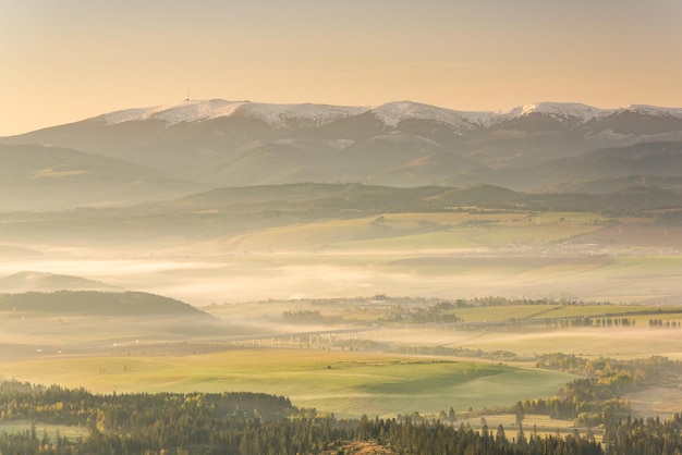 Bela vista da paisagem sobre pastagens e colinas nas montanhas de High Tatra da Eslováquia