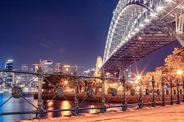 Bela vista da paisagem urbana de sydney com edifícios iluminados na austrália à noite