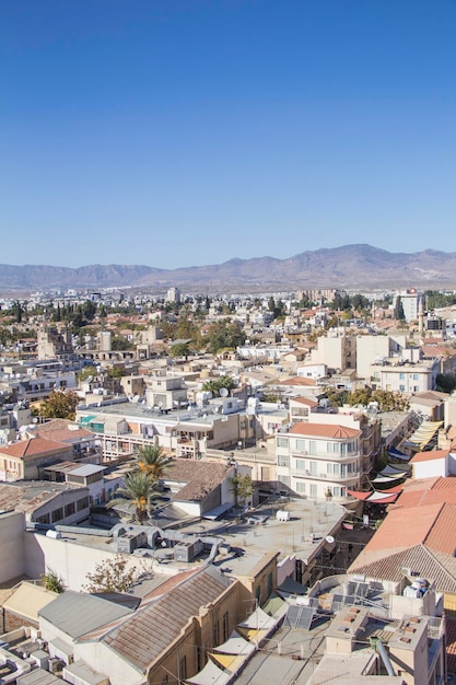 Bela vista da parte turca da cidade e a bandeira em nicósia, chipre