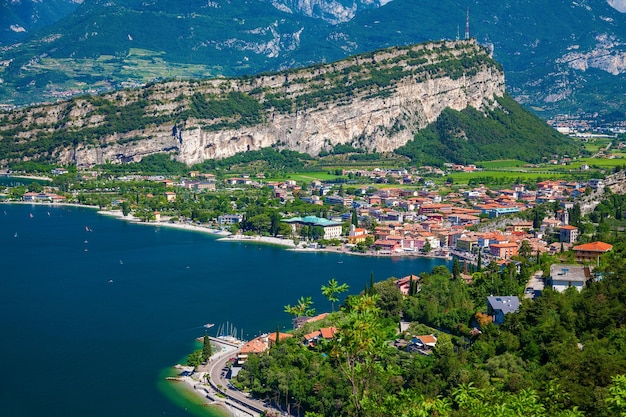 Bela vista da pequena vila de Nago-Torbole, ao norte do Lago de Garda, Itália