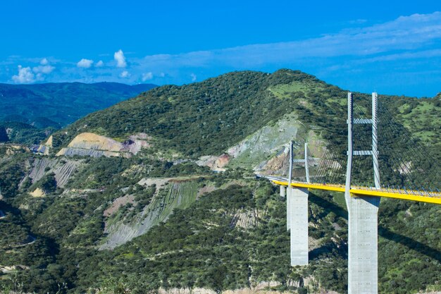 Bela vista da Ponte Mezcala em Tula, México, com um céu azul claro