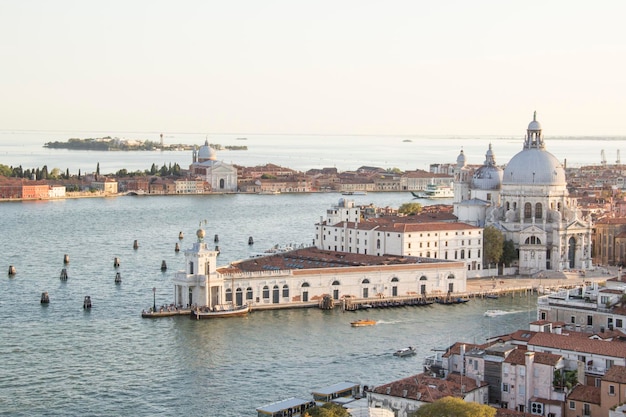 Bela vista da ponte Rialto e do Grande Canal, Veneza, Itália