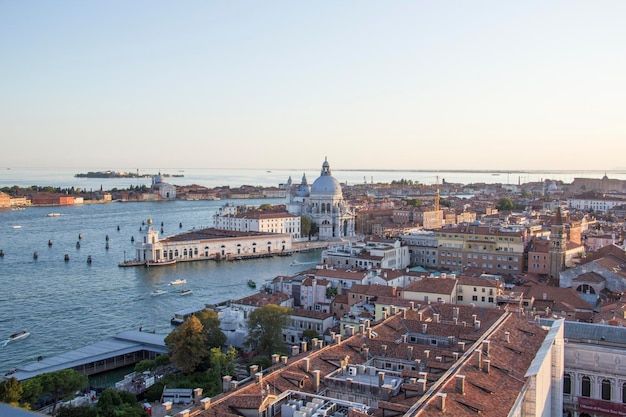 Foto bela vista da ponte rialto e do grande canal, veneza, itália