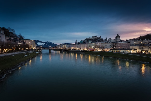 Bela vista da ponte sobre o pôr do sol em Salzburgo, Áustria