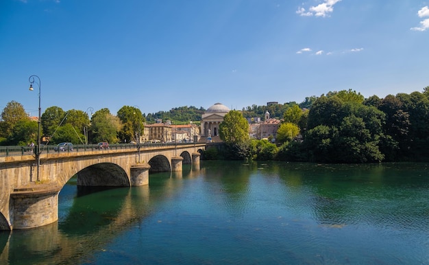 Bela vista da ponte sobre o rio Po na cidade de Turim Itália