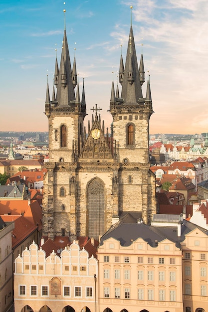 Bela vista da Praça da Cidade Velha e da Igreja Tyn em Praga, República Tcheca