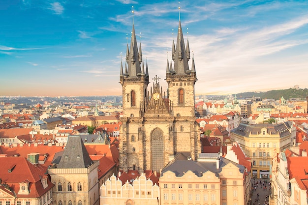 Bela vista da Praça da Cidade Velha e da Igreja Tyn em Praga, República Tcheca