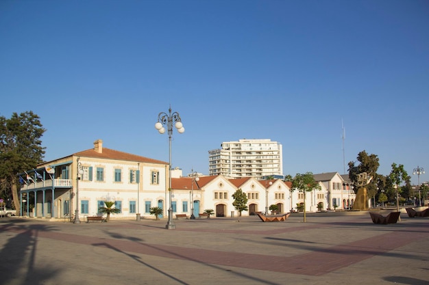 Foto bela vista da praça europa no centro de larnaca chipre