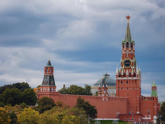 Bela vista da Praça Vermelha com o Kremlin de Moscou e a Catedral de São Basílio no verão chuvoso Este é o principal destino turístico de Moscou Belo panorama do coração da cidade