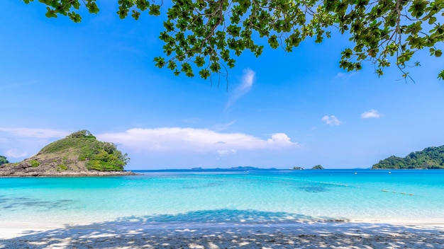 Foto bela vista da praia da ilha de koh chang paisagem marinha na província de trad leste da tailândia no fundo do céu azul paisagem da ilha do mar da tailândia