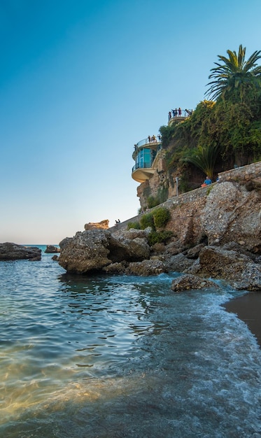 Bela vista da praia de Nerja com a varanda da Europa Balcon de Europa acima