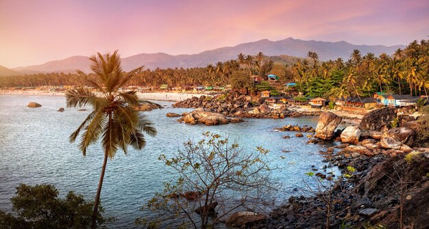 Bela vista da praia do pôr do sol em Goa