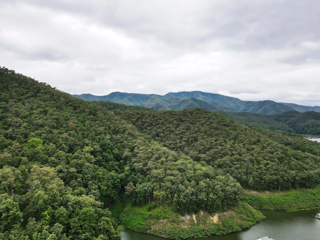 Bela vista da Represa Mae Ngad, composta por montanhas, rio e céu