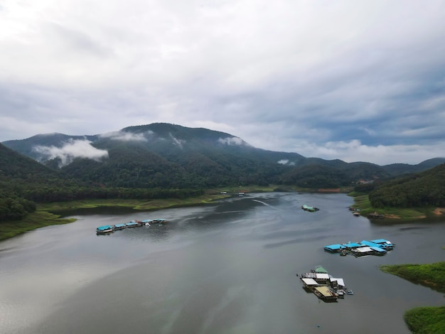 Bela vista da Represa Mae Ngad, composta por montanhas, rio e céu