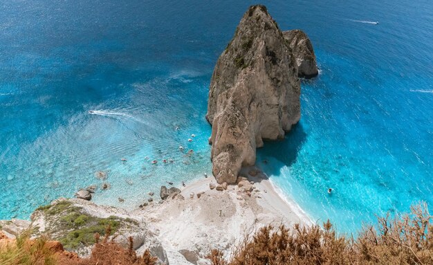 Bela vista da rocha no mar