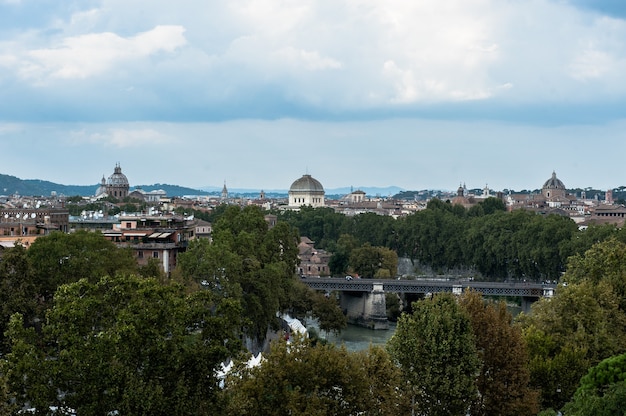 Bela vista da Roma italiana no verão