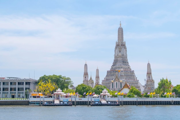 Bela vista da rua em bangkok tailândiawat arun