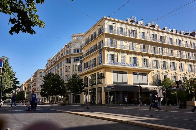 Bela vista da rua em um dia ensolarado