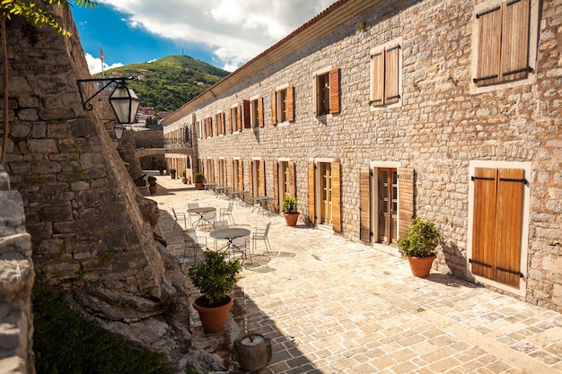 Bela vista da rua estreita na cidade velha de budva, montenegro