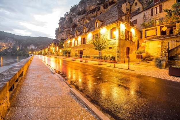 Bela vista da rua na vila iluminada de La Roque Gageac durante o tempo chuvoso na França