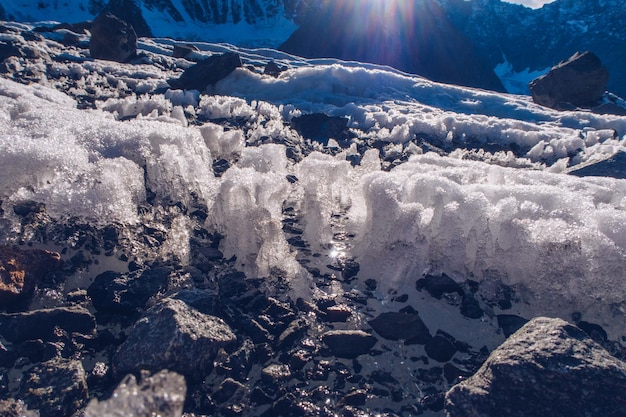 Bela vista da superfície da geleira com gelo e rochas Superfície da morena de gelo da geleira nas montanhas Montanhas Altai