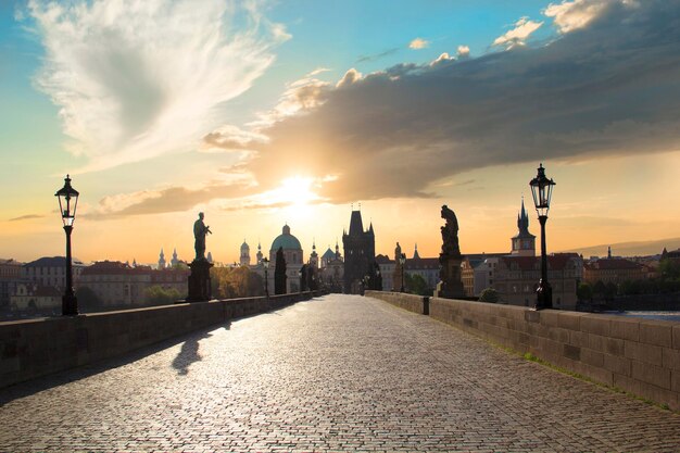 Bela vista da Torre da Cidade Velha da Ponte Carlos ao amanhecer em Praga, República Tcheca