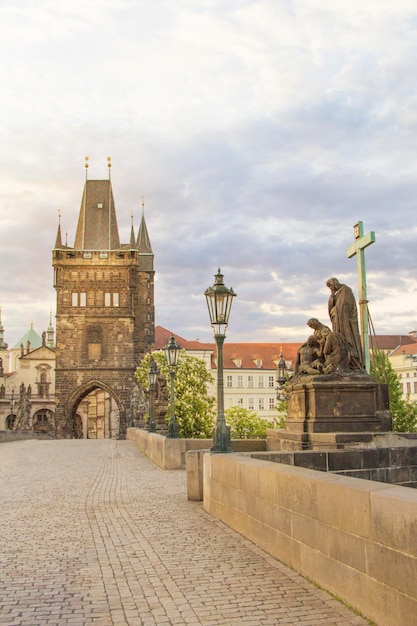 Bela vista da Torre da Cidade Velha da Ponte Carlos ao amanhecer em Praga, República Tcheca