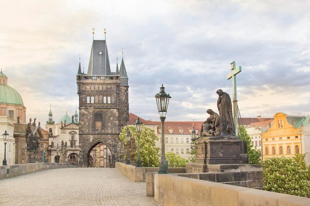 Bela vista da Torre da Cidade Velha da Ponte Carlos ao amanhecer em Praga, República Tcheca