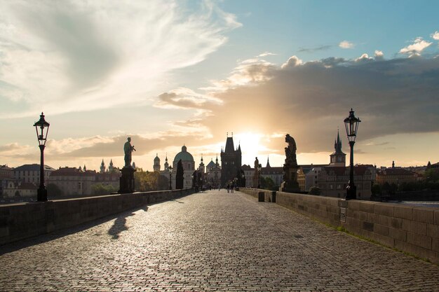 Bela vista da Torre da Cidade Velha da Ponte Carlos ao amanhecer em Praga, República Tcheca