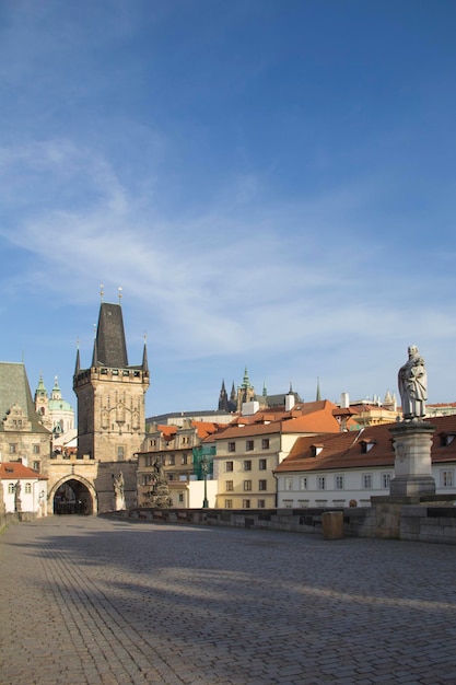 Bela vista da torre Malostranska da Ponte Carlos ao amanhecer em Praga, República Tcheca