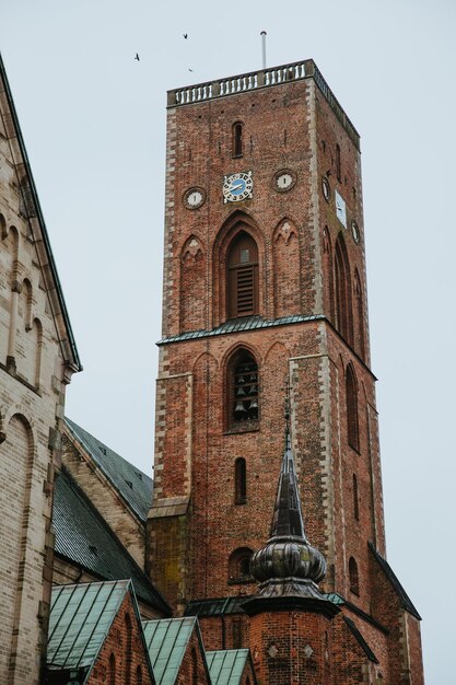 Bela vista da torre na rua principal de ribe dinamarca