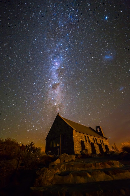 Bela vista da Via Láctea na Igreja do Bom Pastor, Lago Tekapo, Nova Zelândia