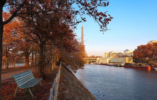 Bela vista das árvores de outono com a torre Eiffel ao fundo em Paris