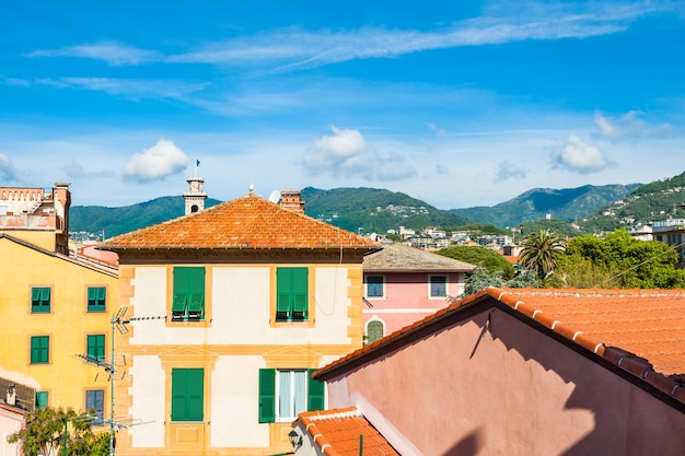 Bela vista das casas e das montanhas. Rapallo, Ligúria, Itália