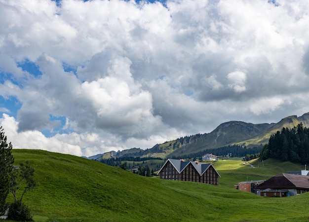 Bela vista das casas nas montanhas