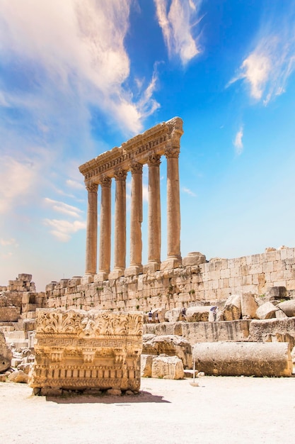 Bela vista das colunas maciças do Templo de Júpiter na antiga cidade de Baalbek, Líbano