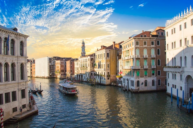 Foto bela vista das gôndolas e do grande canal, veneza, itália