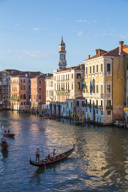 Foto bela vista das gôndolas e do grande canal, veneza, itália